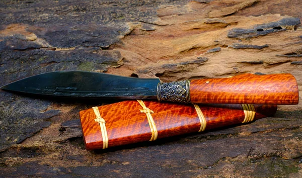 Coltello Personalizzato Enep Nel Fodero Legno Naturale Sfondo Vecchio Tavolo — Foto Stock