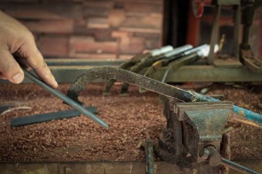Lastik bir bıçak keskinleştiren bir adamın elleri.