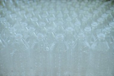 Üst üste birkaç boş, kapaksız plastik şişe istiflenmişti..