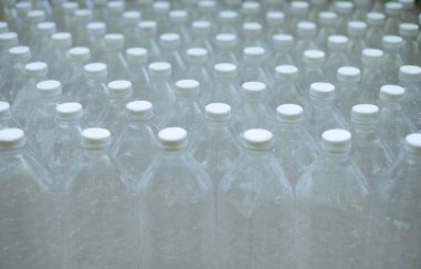 Üst üste yığılmış bir sürü boş plastik şişe vardı..