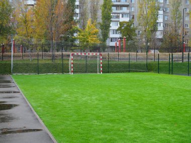 Şehir parkında bulutlu futbol sahası