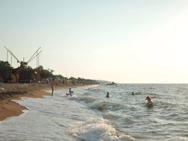 Натовп Людей Купаються Пляжі Розважаються — стокове фото