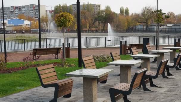 Ryssland, Saratov - okt, 2020: Betongschackbord för utomhuslek. Schacklekplats i stadsparken. Samtida betongarkitektur och offentlig rumsdekoration — Stockvideo