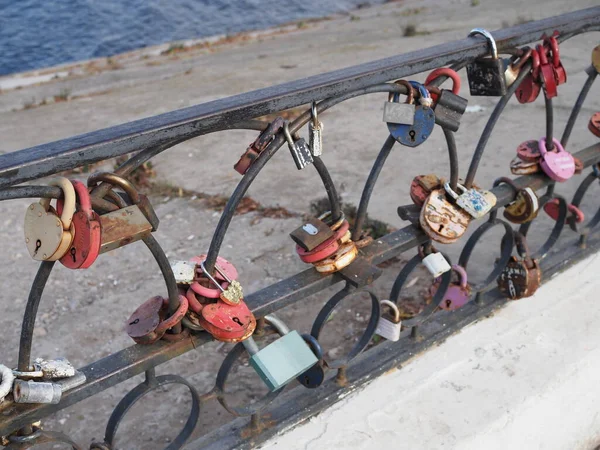 Une Clôture Dans Port Décorée Châteaux Une Tradition Mariage Pour — Photo