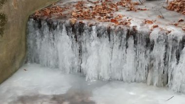 Dağlardaki nehirden gelen küçük donmuş şelale. Doğa ve ekoloji. Saf su..