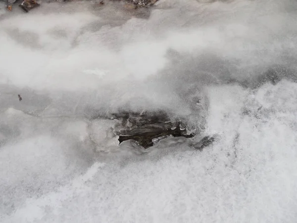 Небольшой Зимний Оттаивающий Участок Снежном Бассейне Пустое Место Текста — стоковое фото