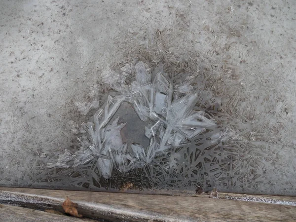 Pequeño Parche Descongelado Invierno Una Piscina Nieve Espacio Blanco Para —  Fotos de Stock