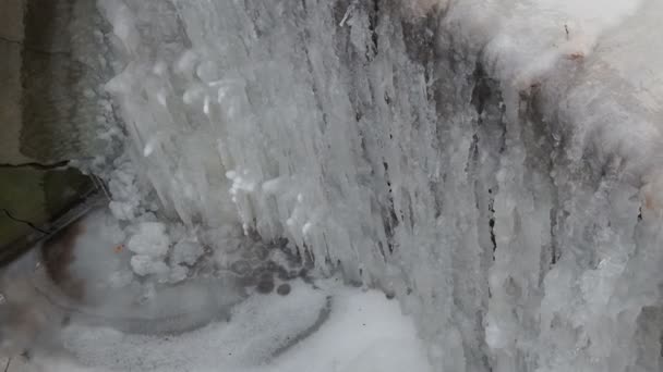 Pequeña cascada congelada del río en las montañas. Naturaleza y ecología. — Vídeos de Stock