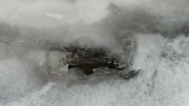 Маленька зимова розморожена пляма на сніговому басейні і порожній простір для тексту — стокове відео