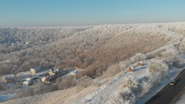 Vista Aérea Camino Coche Invierno Cubierto Nieve Bosque Pinos Volando — Vídeos de Stock