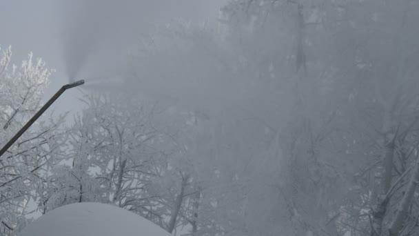 Cañón Nieve Las Montañas Invierno Pistola Nieve Rociando Cristales Hielo — Vídeos de Stock