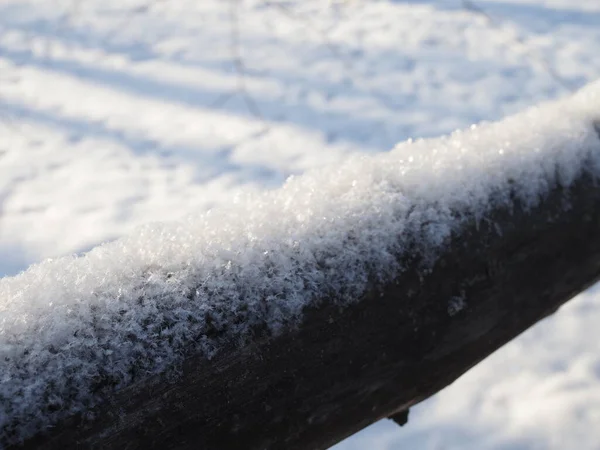 Nieve Fresca Esponjosa Una Barandilla Madera Cerca —  Fotos de Stock