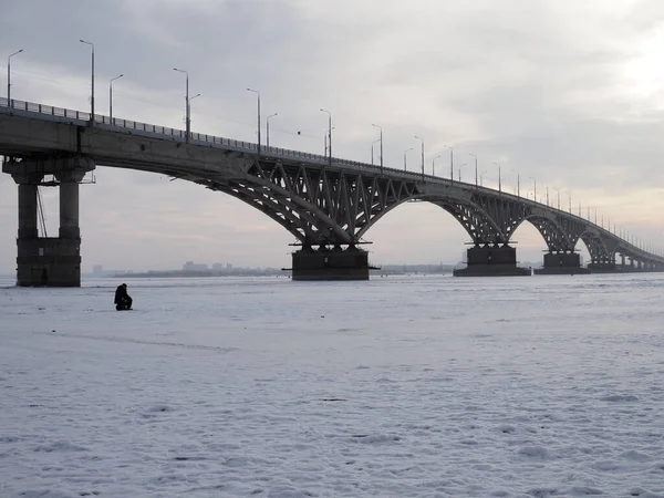 Winterangeln Auf Dem Eis Die Wolga Saratow Russland Straßenbrücke Horizont — Stockfoto
