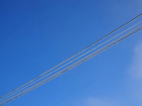 雪に覆われた電線又は送電線 — ストック写真