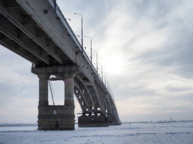 Saratov ve Engels şehirleri arasındaki Volga nehri üzerindeki köprü, kış, Rusya.