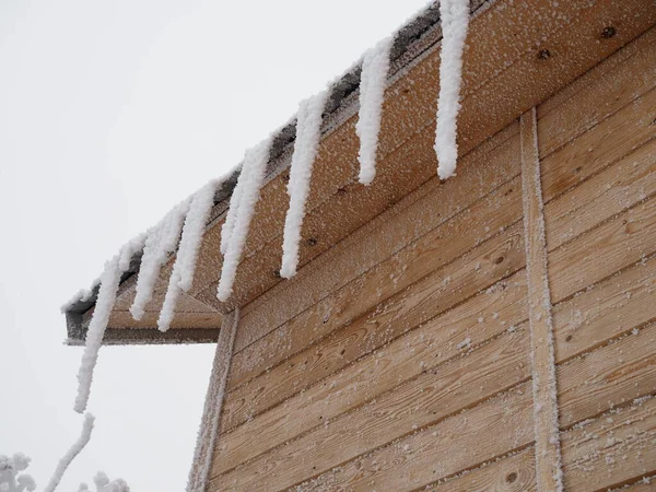 Casa Madera Con Cornisa Nieve Grandes Carámbanos Techo Equipo Esquí —  Fotos de Stock