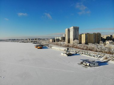 Saratov, Rusya. - Jan, 2021: Saratov şehri ve Volga nehrinin kenarındaki nehir rıhtımının manzarası.