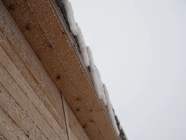 Casa Madeira Com Cornija Neve Grandes Icicles Telhado Equipamento Esqui — Fotografia de Stock