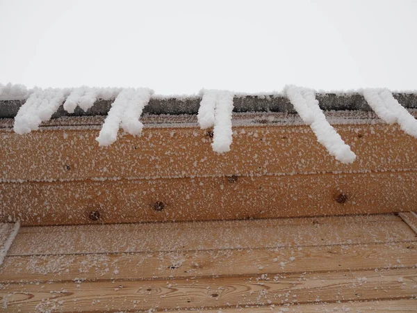 Casa Madera Con Cornisa Nieve Grandes Carámbanos Techo Equipo Esquí —  Fotos de Stock