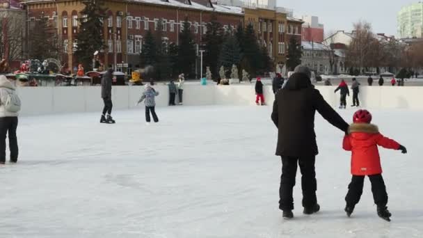 Ryssland Engels Dec 2020 Offentlig Skridskobana Utomhus Barn Med Sina — Stockvideo