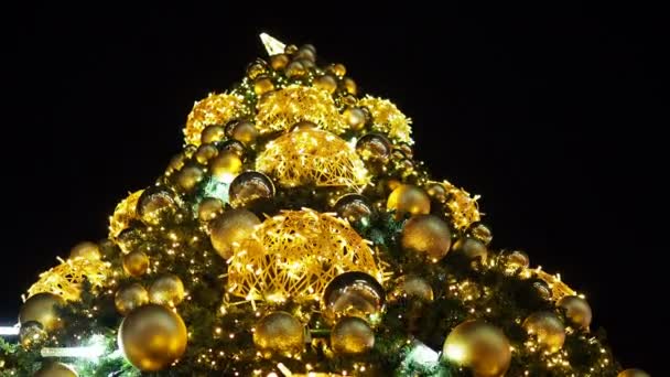 Sluit Een Kerstboom Lichten Glinsteren Nachts Nieuwjaarsdennenboom Met Decoraties Verlichting — Stockvideo