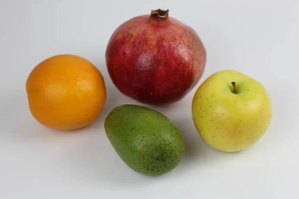 Niektóre Dojrzałe Owoce Białym Tle Granat Pomelo Pomarańcza Awokado Apple — Zdjęcie stockowe