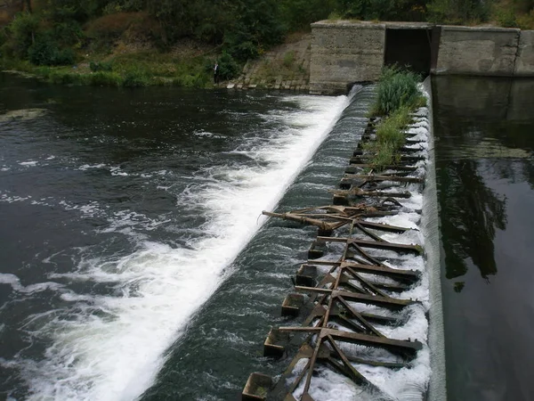 川のせせらぎダム — ストック写真
