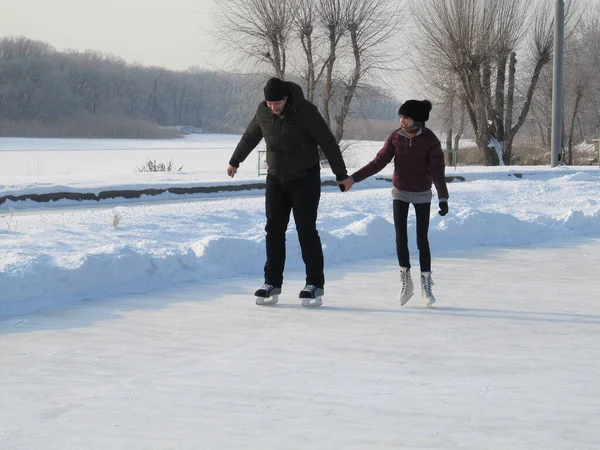 Mensen Winter Vriendschap Sport Vrije Tijd Concept Gelukkig Paar Schaatsen — Stockfoto