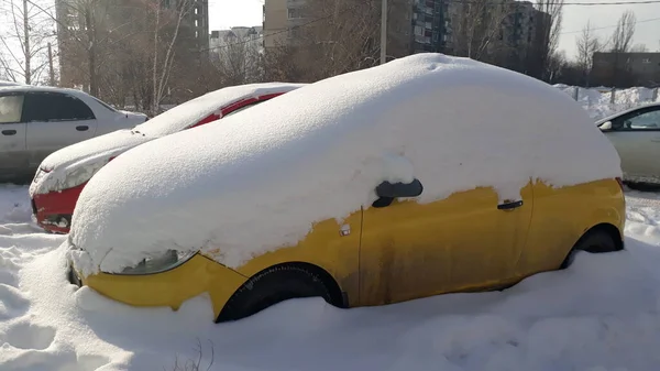 Városi Utca Télen Parkoló Piros Sárga Járművek Hóban Jégben — Stock Fotó