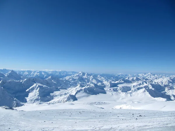 Elbrus地区的高山美景 俯瞰被雪覆盖的山顶的全景 — 图库照片