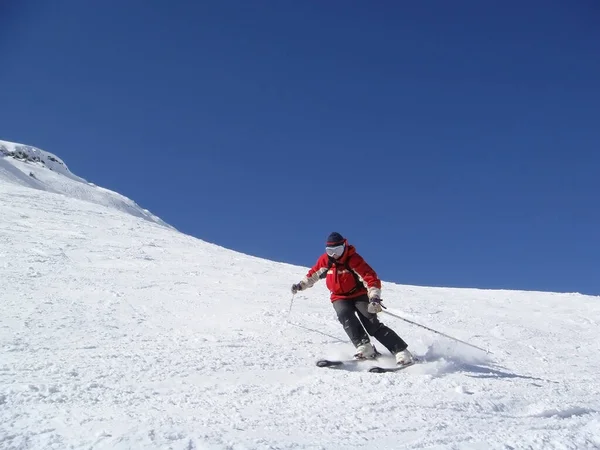 Sciatore Molto Rapidamente Scende Pendio Montagna — Foto Stock