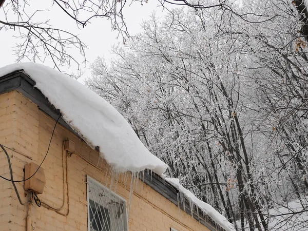 Nieve Carámbanos Cuelgan Del Techo Casa —  Fotos de Stock