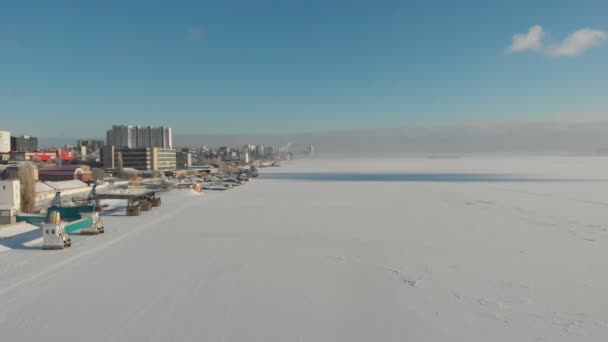2021年1月 俄罗斯萨拉托夫 从冻结的伏尔加河边看萨拉托夫市和河流码头 — 图库视频影像