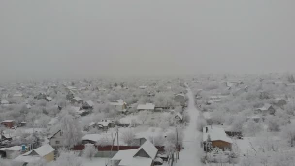 Zdjęcie Lotnicze Małej Wioski Pokrytej Śniegiem Zimowy Krajobraz Dolina Wzgórza — Wideo stockowe