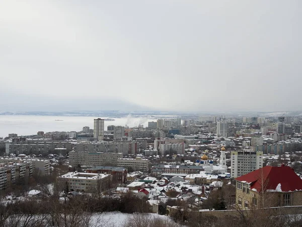 Panorama Saratov 冬天在城里 可以看到桥和冰冻的伏尔加河 — 图库照片