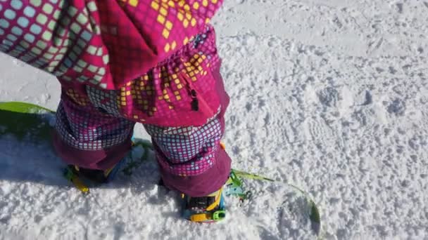 Khvalynsk Russia 2021年2月 雪板冬季运动 小女孩穿着温暖的冬衣与雪玩耍 冬季背景 — 图库视频影像