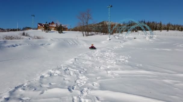 ロシアのクヴァリンスク- 2021年2月:晴れた霜の日にスキーリゾートでのトレーニング斜面 — ストック動画