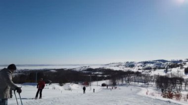 Khvalynsk, Rusya, - Şubat 2021: güneşli bir günde bir kayak merkezinde eğitim yamacı