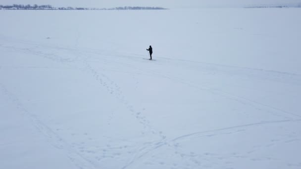 Una persona que esquís de fondo y una persona mayor que camina. — Vídeo de stock