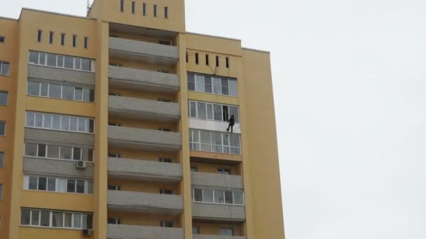 Працівник Скелелазіння Висить Мотузках Ізоляції Балкона Висотного Будинку — стокове відео