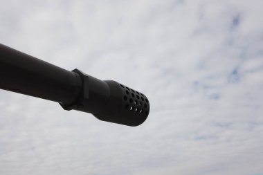 Mavi gökyüzüne karşı tank varili