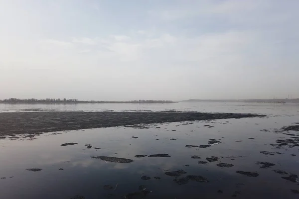 湖の春の洪水 水の上に浮かぶ葉 氷の融解 油汚れ — ストック写真