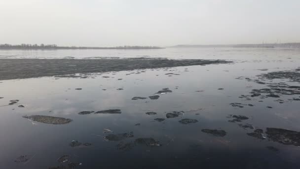 氷の表面に流れる溶融 川に氷のドリフト 地球温暖化 — ストック動画