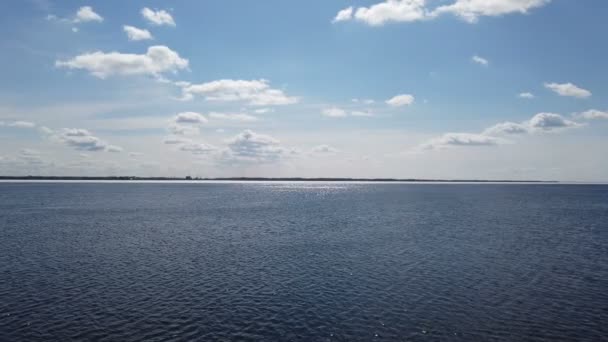 Sluneční Paprsky Odrážející Vodě Panoramatický Výhled Modré Jezero Vlnami Lesem — Stock video