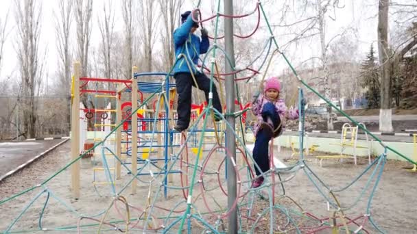 러시아 사라토프 2021 아이가 아이의 카풀을 운동장에 — 비디오