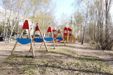Çocuklar yeni bir yerleşim bölgesinde oyun parkında. Hiç kimse. Güvenli bir şehir ortamı. Şehir hayatı. Ev konseptinde kal. Kendine dikkat et. Jimnastik Tırmanma Ekipmanı. Çocukluk.