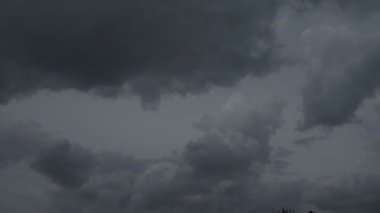 Öğleden sonra bulutları ve muhteşem gökyüzü hızlı hareket ediyor.
