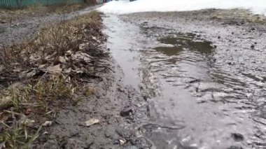 Gri taşların üzerinden akan nehir akıntısını kapatın. Stok görüntüleri. Bahar zamanı akan temiz suyla hızlı ve soğuk dere.