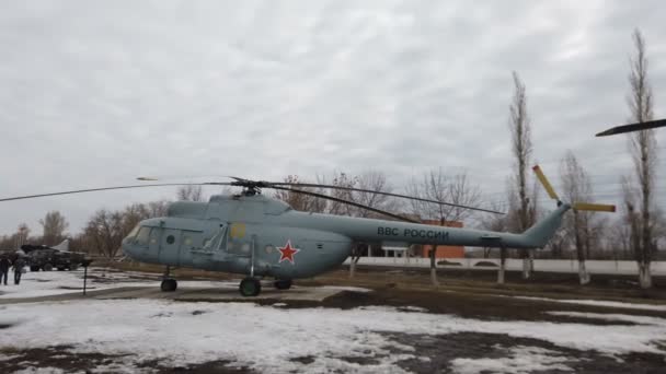 Rusland, Engels - maart 2021: Luchtmacht Russische gevechtshelikopter Mi - 8. — Stockvideo