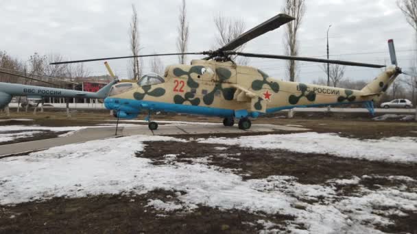 Rusia, Engels - marzo, 2021: helicóptero de ataque de la fuerza aérea de Rusia Mi. — Vídeo de stock